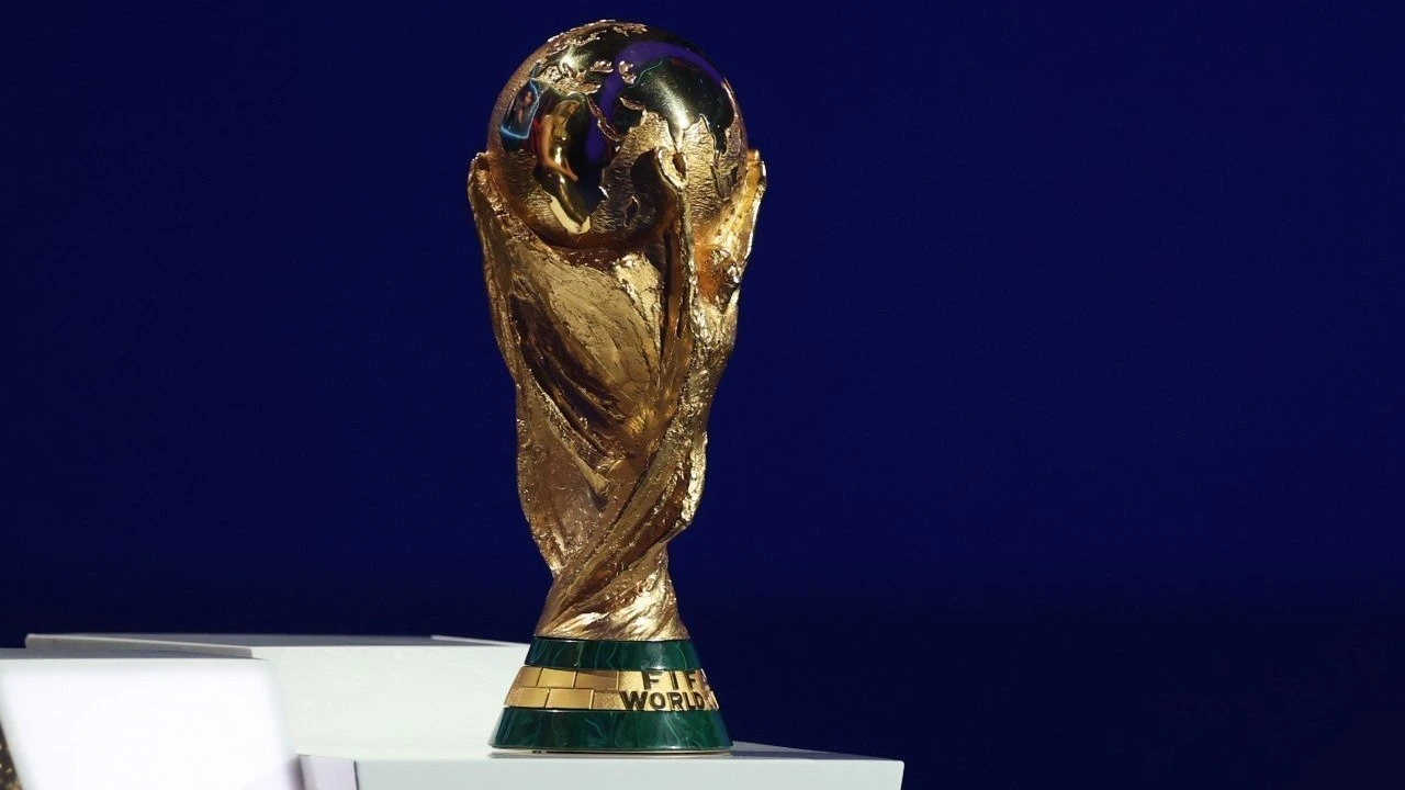 Trofi Piala Dunia dipajang saat drawing Piala Dunia 2026.webp